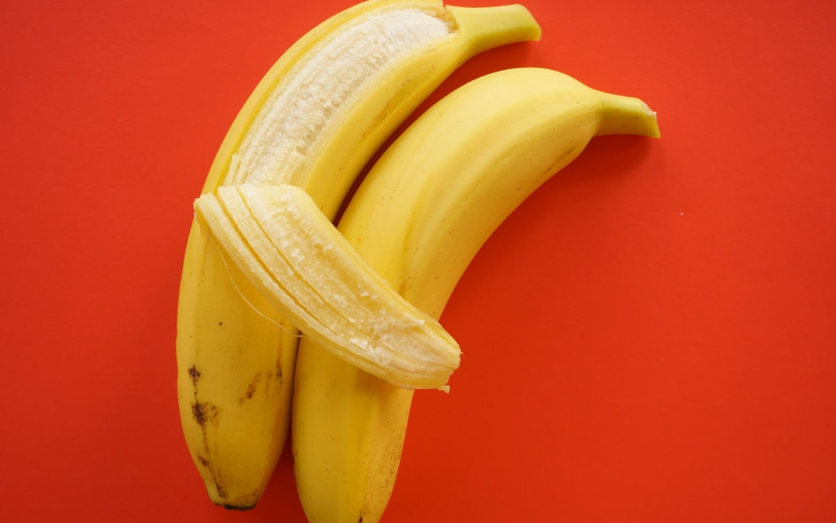 Sex-Podcasts: Eine teilweise geschälte Banane umklammert eine andere Banane