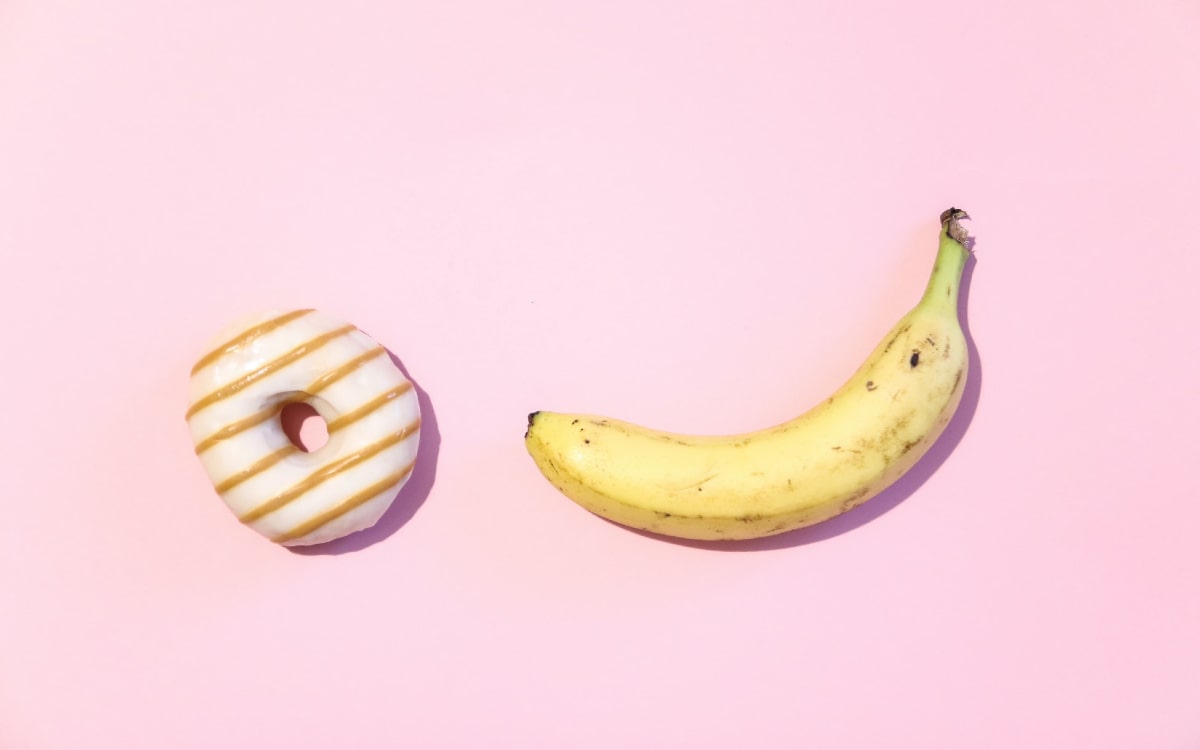 Donut liegt neben einer Banane