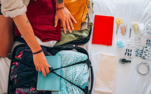 Ein Reisekoffer wird gepackt