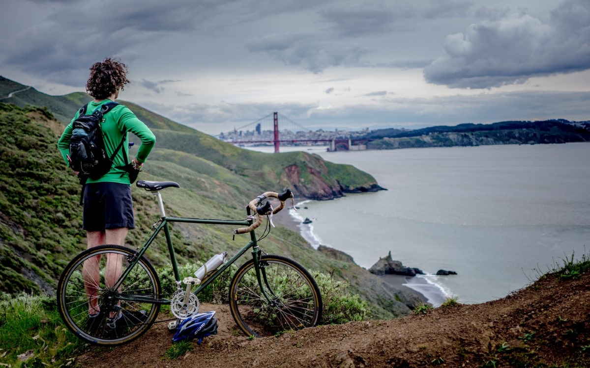 Mann genie&szlig;t die Aussicht nach erfolgreicher Strecke mit dem Rad