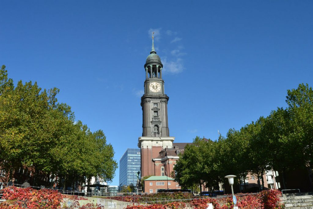 Der Hamburger Michel vor blauem Himmel