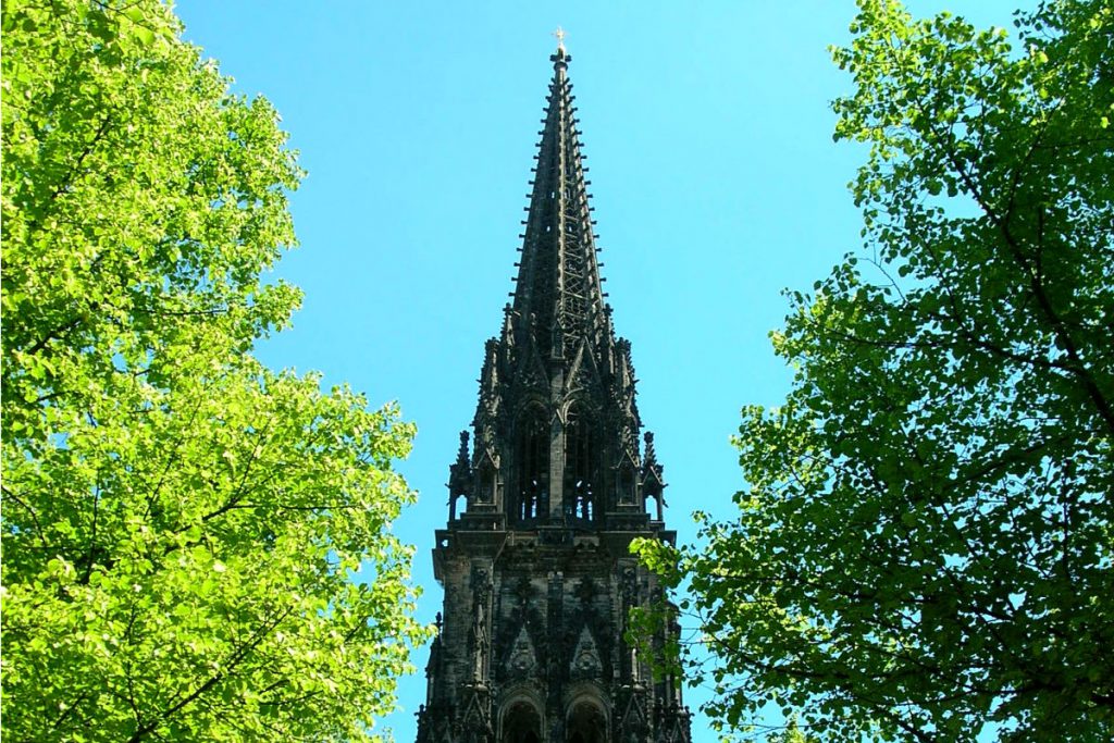 Die Kirchenspitze des Mahnmals Sankt Nikolai