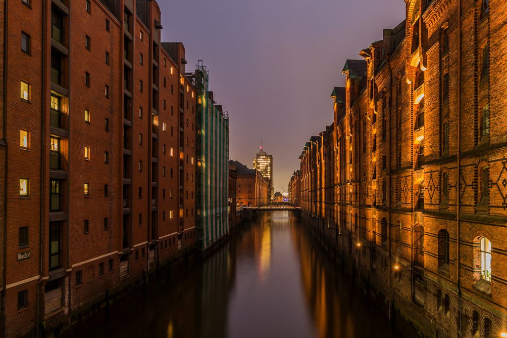 Hamburger Speicherstadt bei Nacht