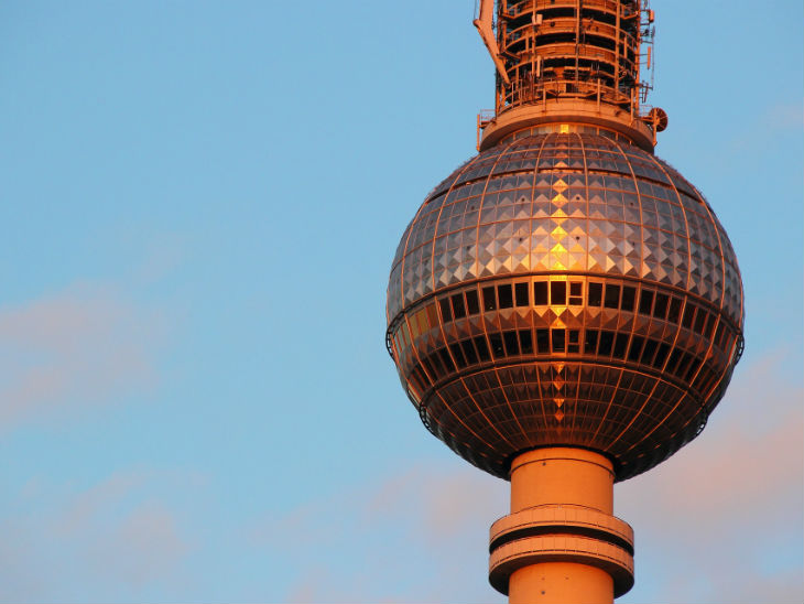 Berliner Fernsehturm bei Sonnenuntergang