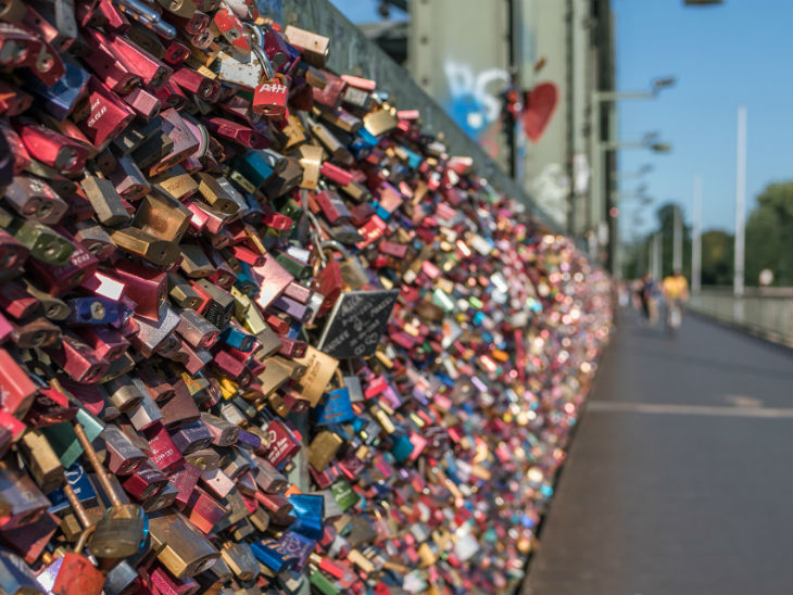 Zahlreiche Liebesschlösser an der Hohenzollernbrücke