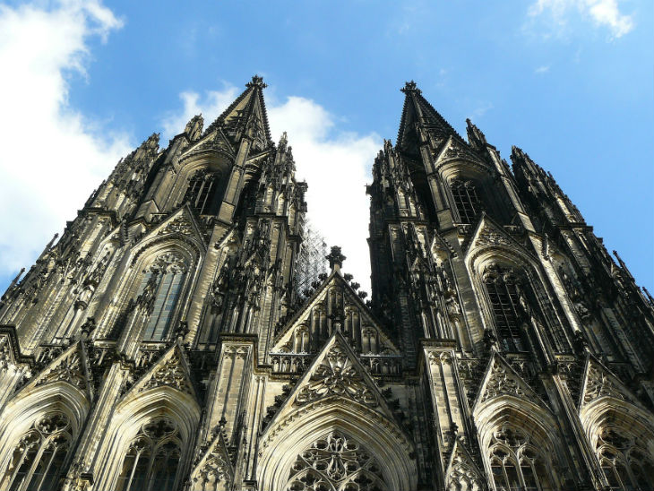 Kölner Dom von unten heraufblickend fotografiert