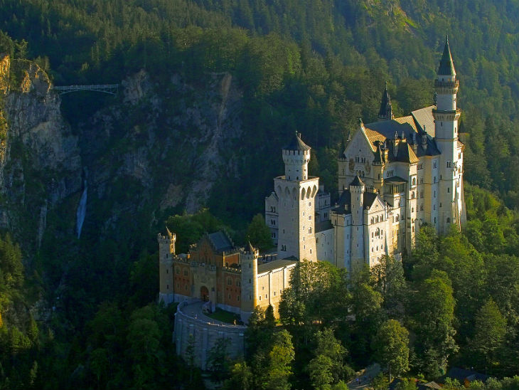 Blick von oben auf das Schloss Neuschwanstein