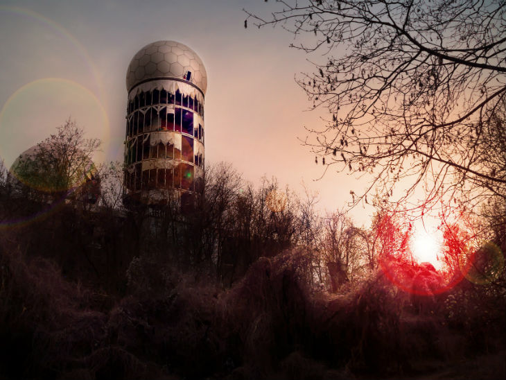 Der verlassene Teufelsberg in Berlin in rotes Licht getaucht