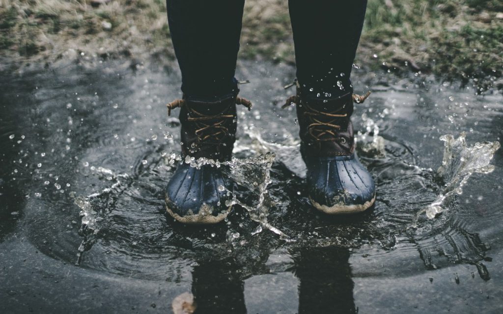 Eine Person steht in einer Pfütze