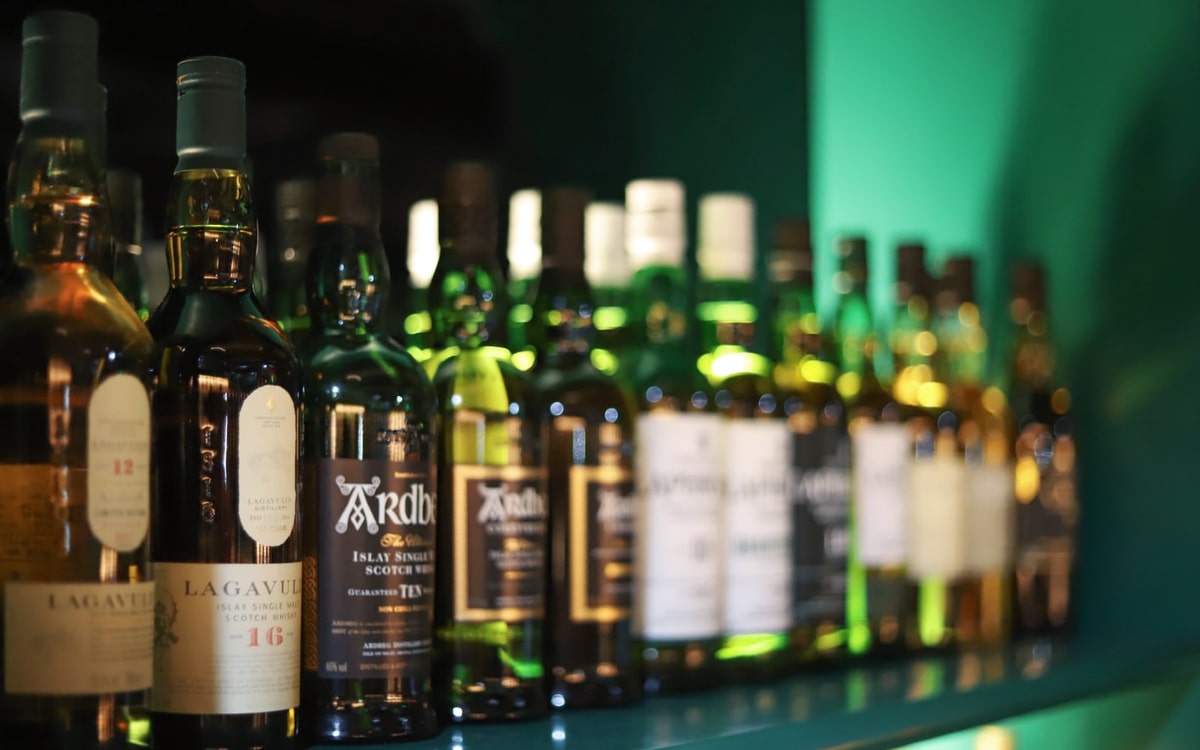 Whisky-Flaschen in einer Reihe