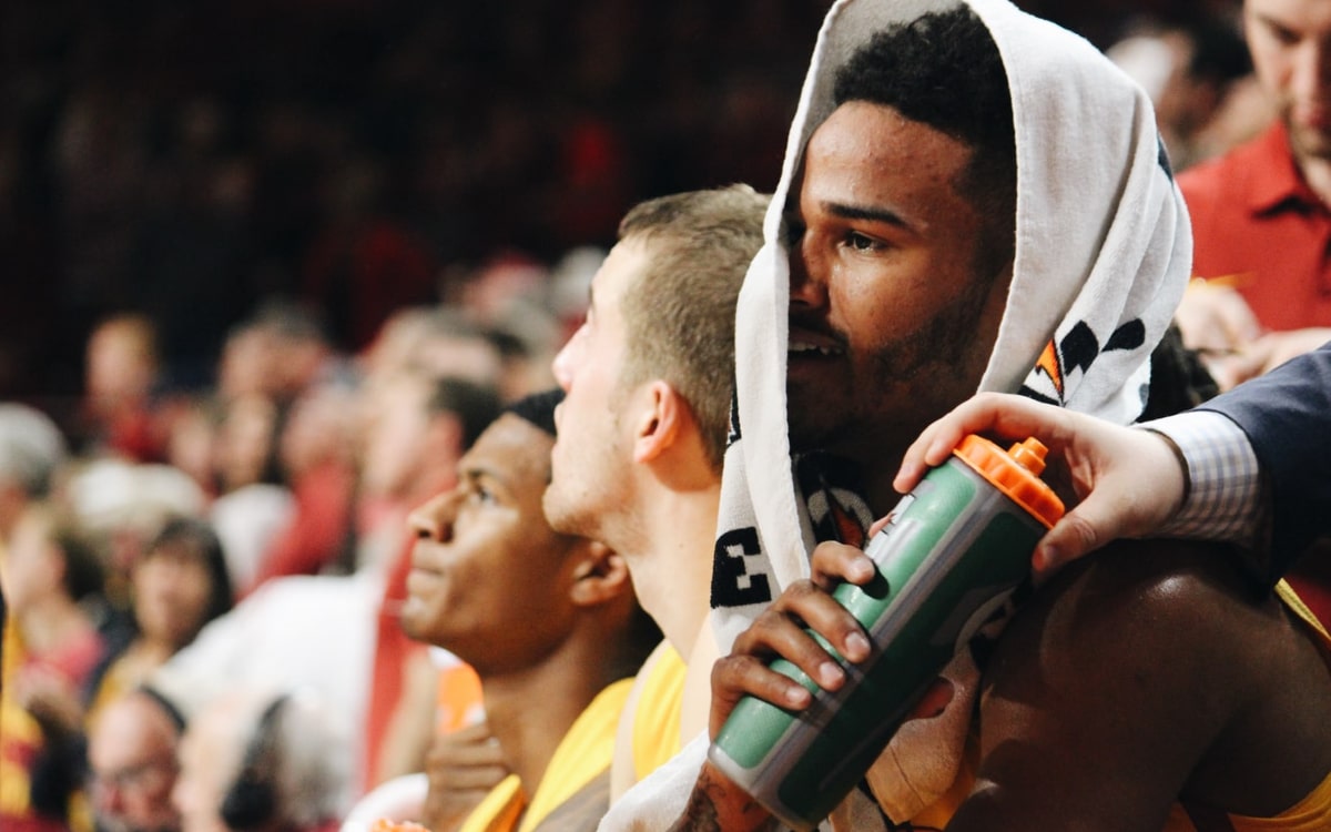 Basketballprofi trinkt ein isotonisches Getr&auml;nk