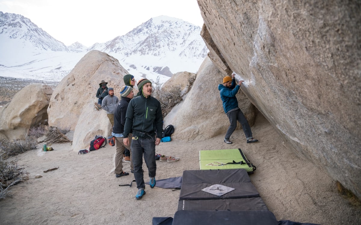 Crashpads sch&uuml;tzen einen beim Bouldern am Felsen