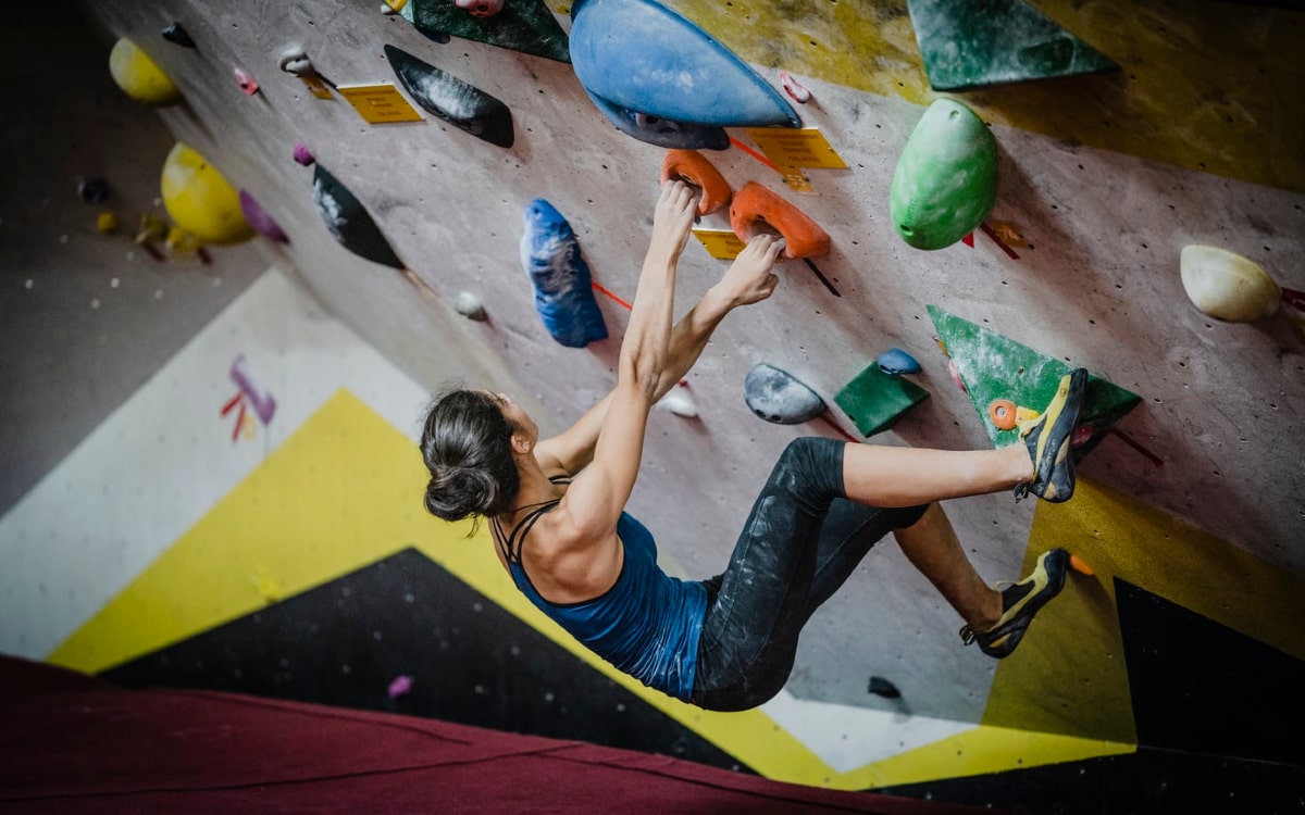 Eine Frau beim Buoldern in dern Halle