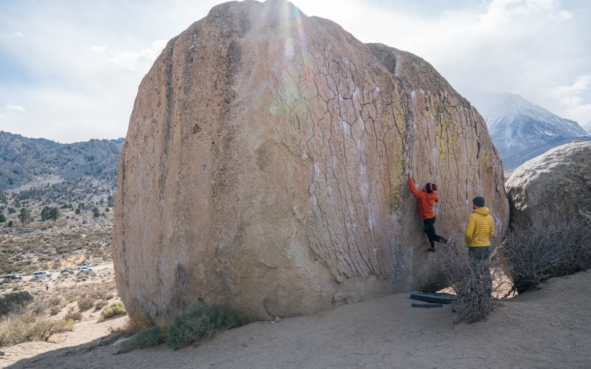 Zwei Menschen beim Bouldern in der Natur