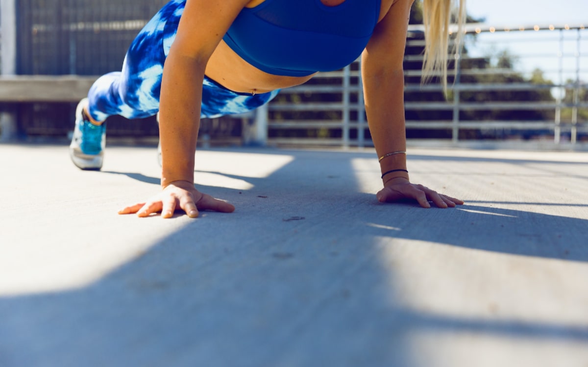 Eine Frau macht Krafttraining-&Uuml;bungen mit Liegest&uuml;tzen