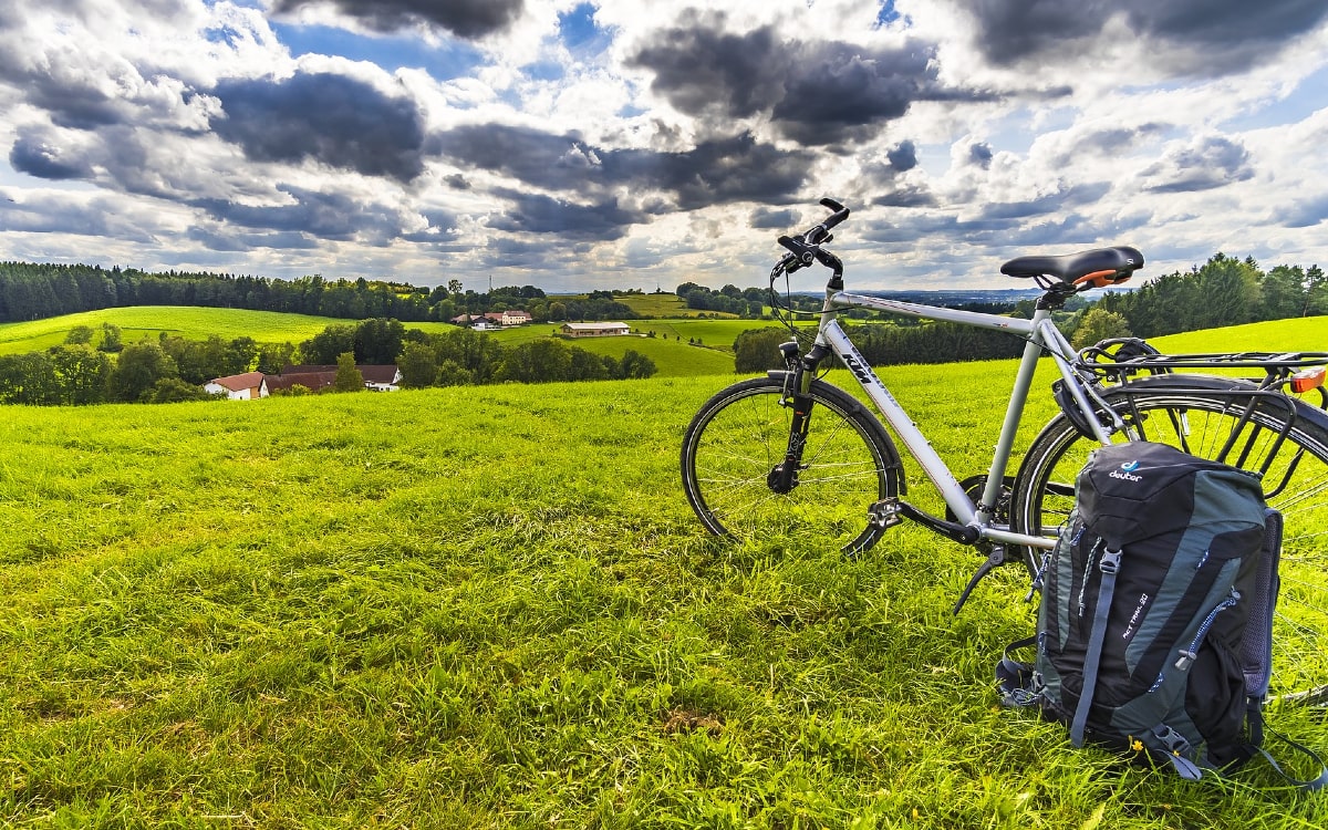 Ein Fahrrad steht auf einer gr&uuml;nen Wiese w&auml;hrend einer Radtour in Deutschland