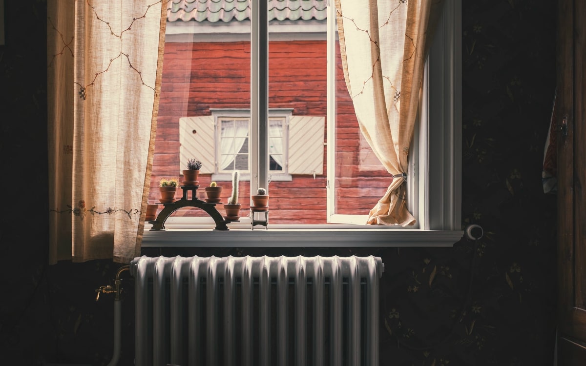 Ein Heizk&ouml;rper steht unter dem Fenster