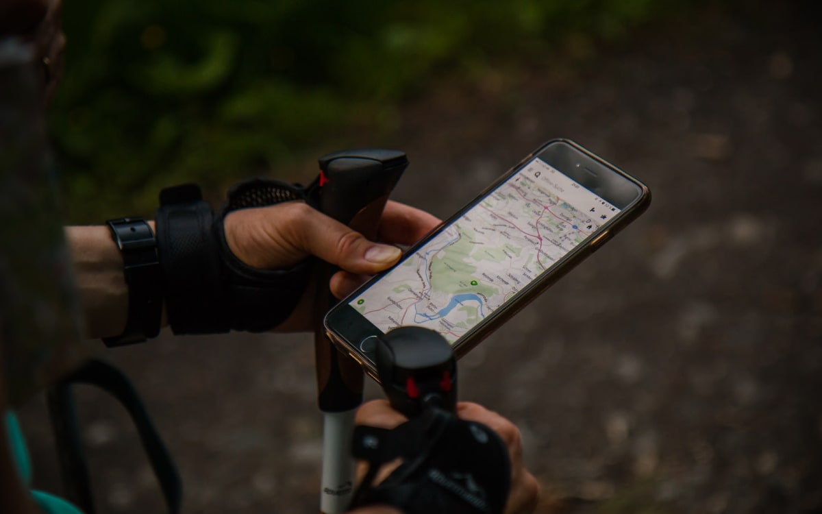 Ein Wanderer kontrolliert unterwegs auf einer Wander App den richtigen Weg