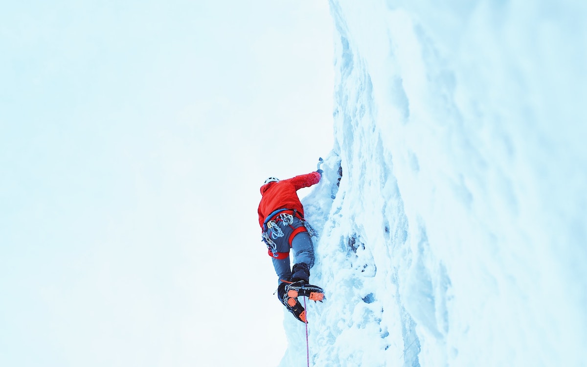 Eisklettern ist eine beliebte Sportart im Winter