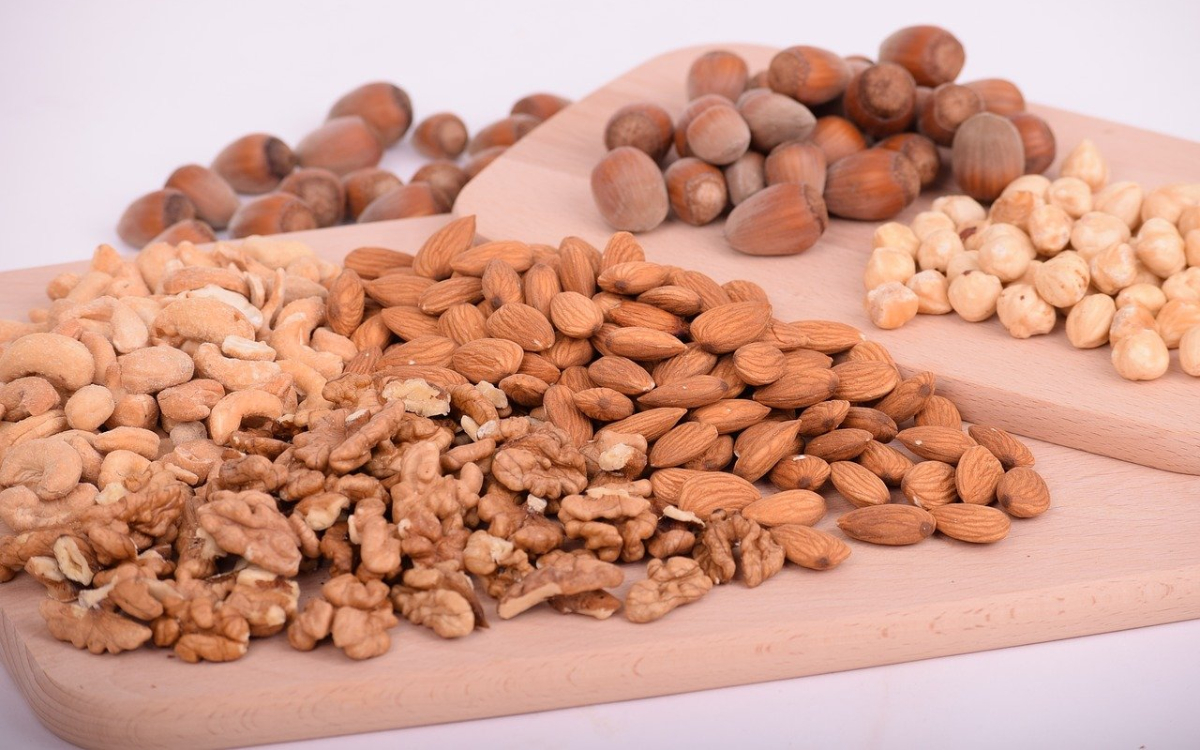 Verschiedene Nüsse auf Brettern verteilt