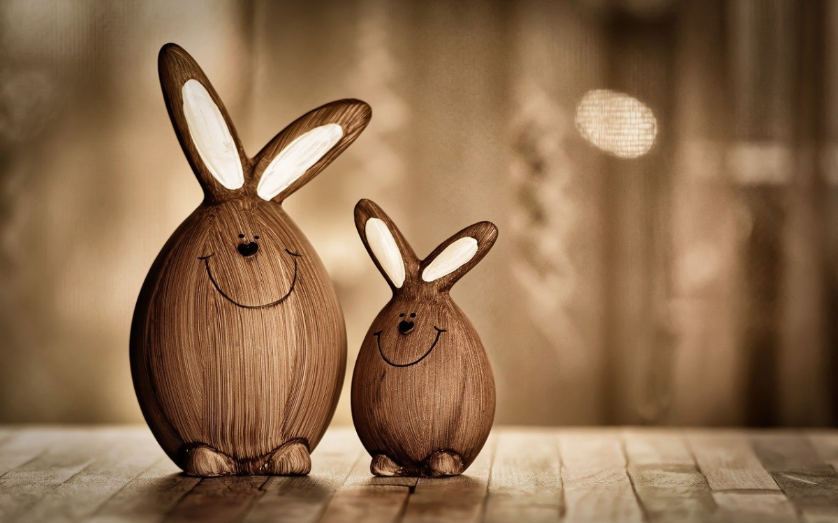 Braune Holz-Osterhasen mit weißen Ohren