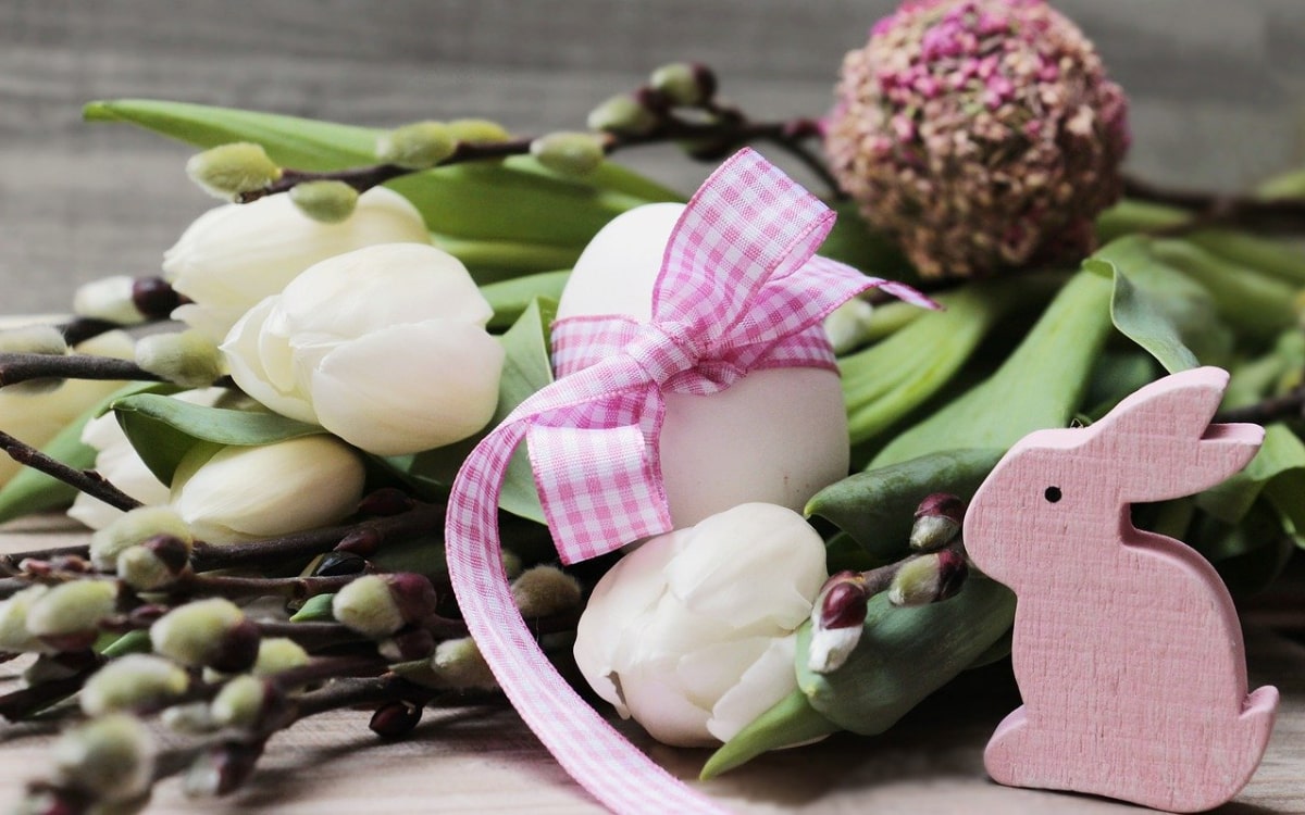 Weiße Tulpen und ein rosa Osterhase aus Holz