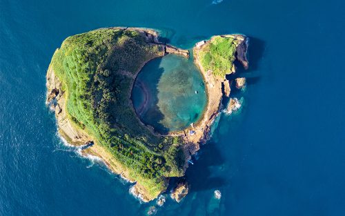 Krater eines Unterwasservulkans aus der Vogelperspektive