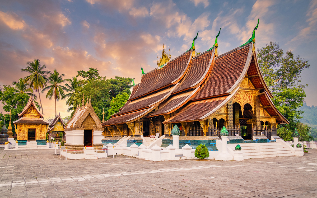 Der goldene Stadttempel Wat Xieng Tanga in Luang Prabang im Abendlicht