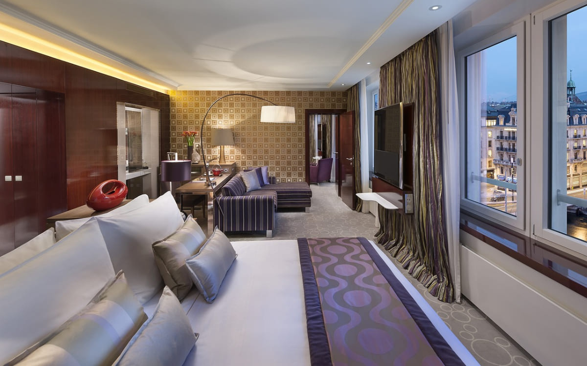 Großes Hotelzimmer mit Blick auf die Innenstadt