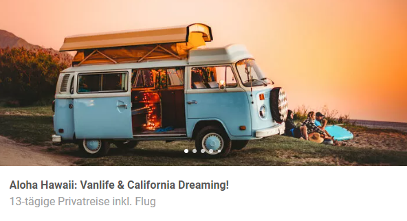 Ein Camper, der an einer K&uuml;ste parkt. Davor sitzen drei Leute.