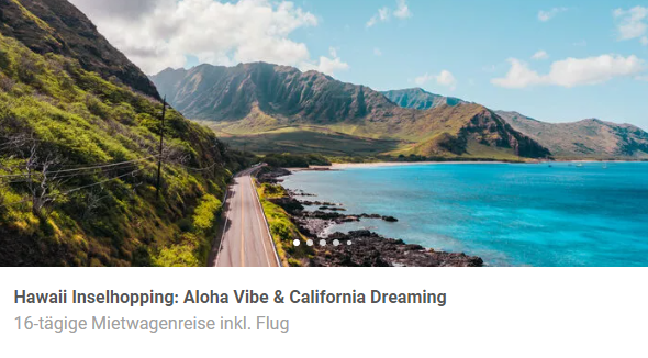 Eine hawaiianische K&uuml;ste mit einer Stra&szlig;e und Meer.